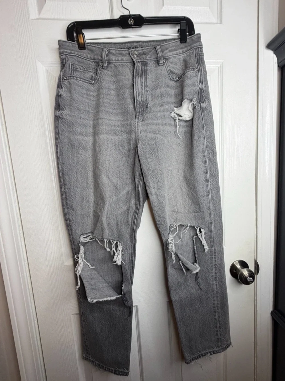 AE American Eagle Womens 10 Regular Mom Jeans Gray Distressed Ripped Denim 30
